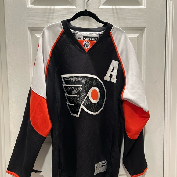 Signed Reebok Flyers Derian Hatcher Hockey Jersey - Picture 5 of 5